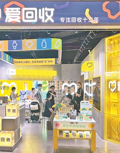 線上品牌發力線下開店 策略、挑戰與機遇
